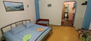 Гостиница Волна Утес Трехместный номер с душем-3