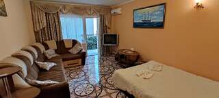 Гостиница Волна Утес Четырехместный номер с балконом-1