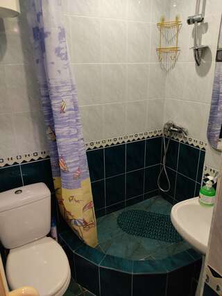 Гостиница Волна Утес Трехместный номер с душем-12