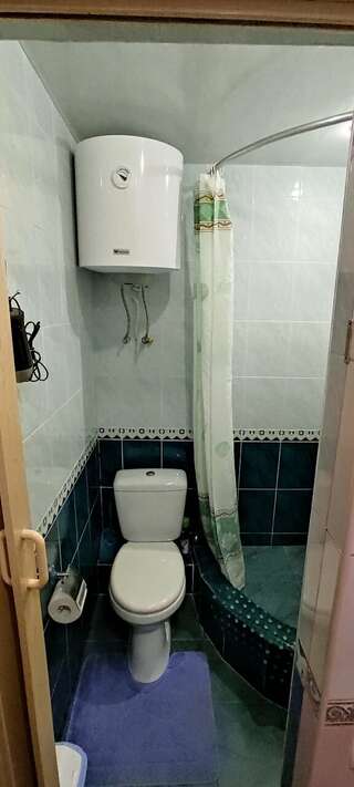 Гостиница Волна Утес Трехместный номер с душем-10